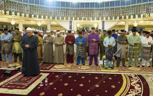 KL34_05062014_AGONG_SOLAT