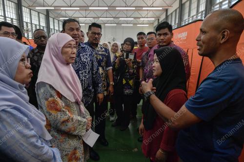 DATUK SERI DR WAN AZIZAH WAN ISMAIL
