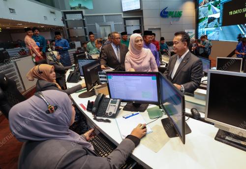 MENTERI ALEXANDER NANTA LINGGI MELAWAT KE PUSAT PEMANTAUAN TRAF