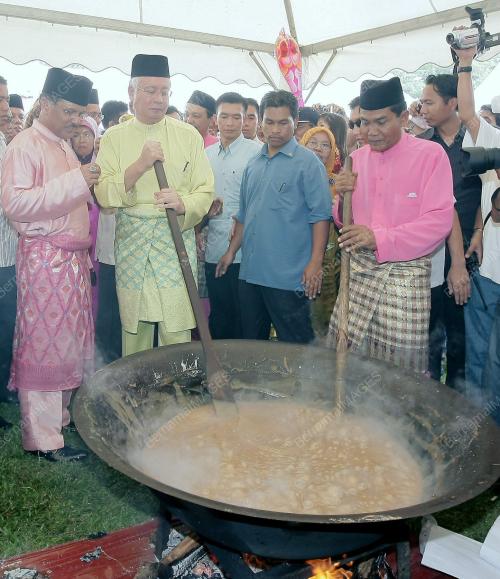 MOHD NAJIB TUN ABDUL RAZAK