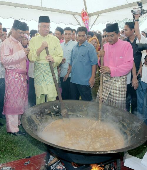 MOHD NAJIB TUN ABDUL RAZAK