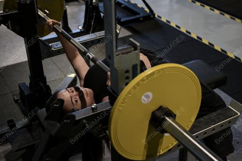 TIGA WANITA ANGKAT BERAT