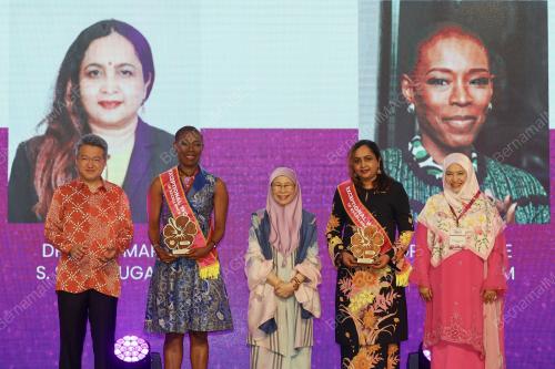 DATUK SERI DR WAN AZIZAH WAN ISMAIL