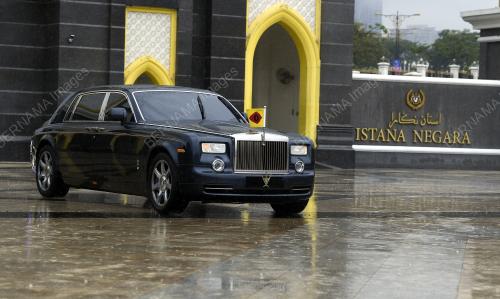 KENDERAAN KELUAR DARI PERKARANGAN ISTANA