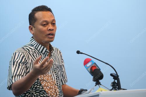 NIK NAZMI NIK AHMAD