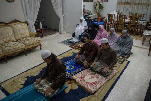 SOLAT TARAWIH DI RUMAH