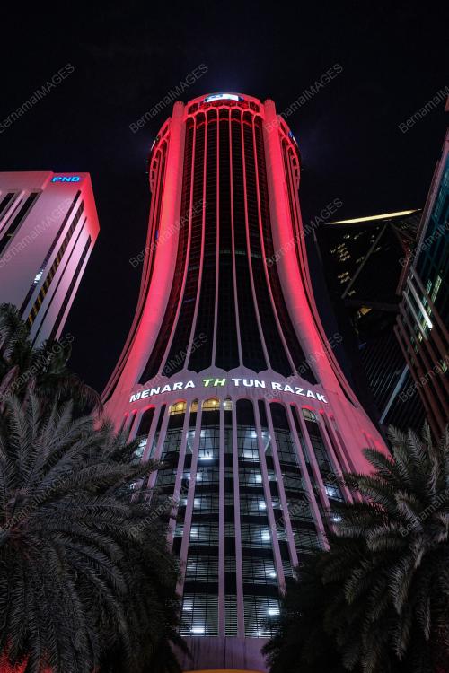 MENARA TABUNG HAJI JALAN TUN RAZAK DIHIASI PELBAGAI WARNA CAHAYA