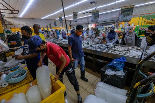 TINJAUAN SOP DAN PEMAKAIAN PELITUP MUKA DI SEKTOR PERUNCITAN