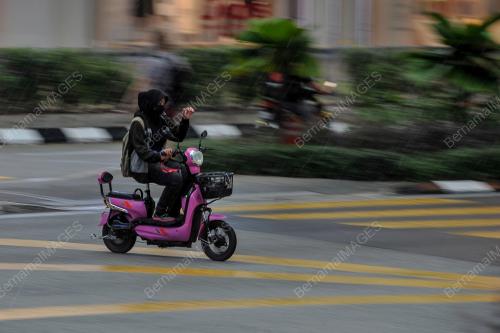 TINJAUAN E-SCOOTER