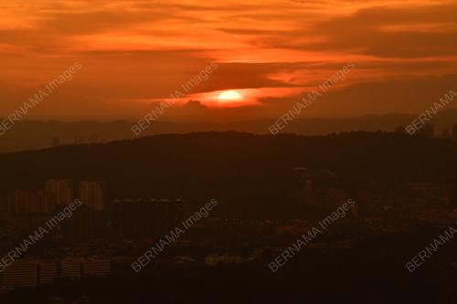 PEMANDANGAN MATAHARI TERBENAM
