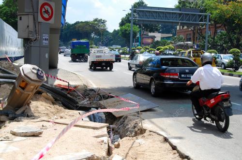 JALAN YANG MENGUNDANG BAHAYA