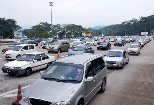 PLAZA TOL GOMBAK