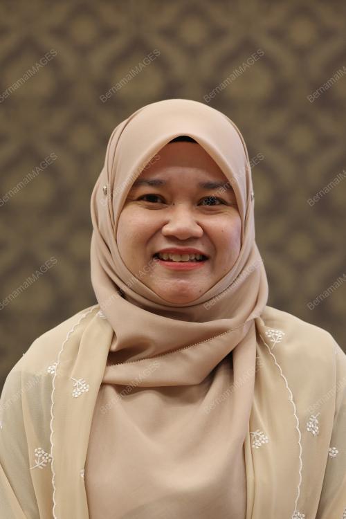 FADHLINA SIDEK