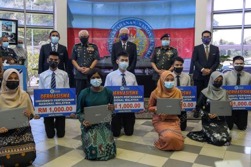 DATUK SERI ISMAIL SABRI YAAKOB