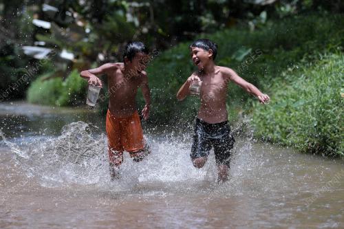 GANGGUAN BEKALAN AIR - MANDI SUNGAI