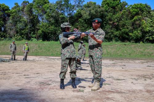 LATIHAN MENEMBAK SENJATA RINGAN PLKN