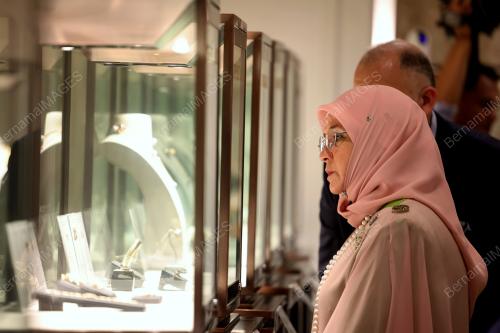 TUANKU HAJAH AZIZAH AMINAH MAIMUNAH ISKANDARIAH