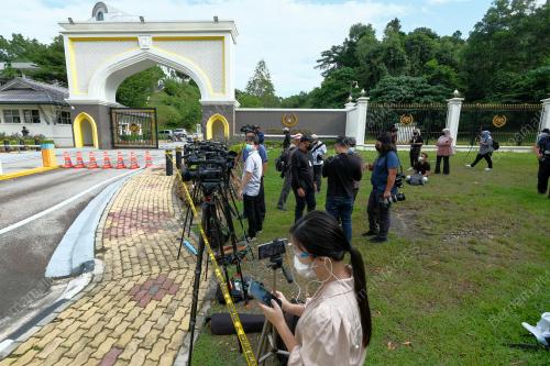 KETUA-KETUA PARTI MENGADAP YDPA AGONG