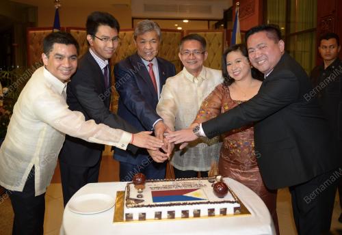 KL35_12062014_KEMERDEKAAN_FILIPINA