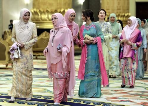 TUNKU AZIZAH AMINAH MAIMUNAH ISKANDARIAH 