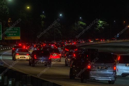 ALIRAN TRAFIK LEBUHRAYA KARAK