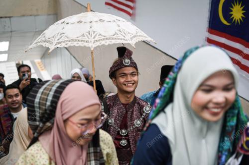 KERETAPI SARONG