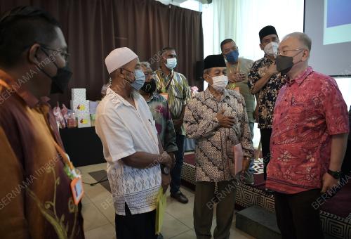 DATUK SERI DR WEE KA SIONG
