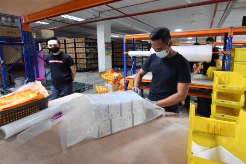 MR DIY MELANCARKAN GUDANG E-DAGANG ROBOTIK