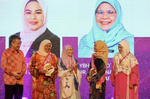 DATUK SERI DR WAN AZIZAH WAN ISMAIL