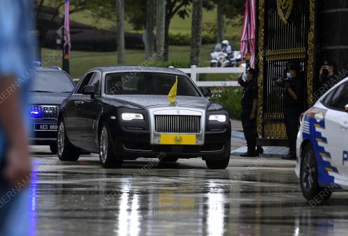 KENDERAAN KELUAR DARI PERKARANG ISTANA