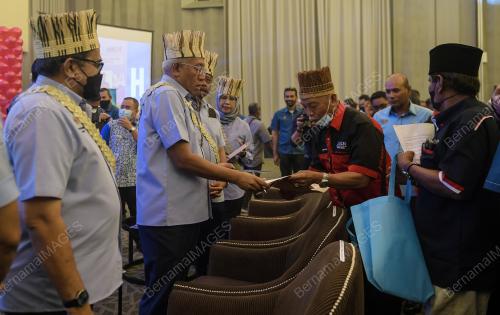 DATUK SERI MAHDZIR KHALID