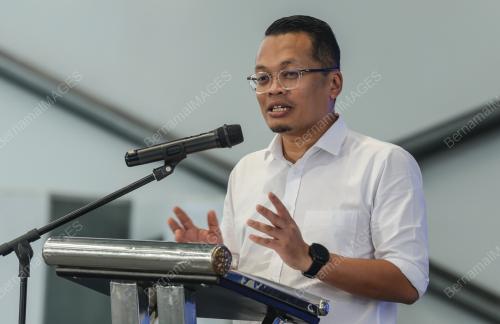 NIK NAZMI NIK AMHAD
