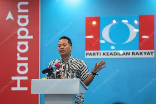 NIK NAZMI NIK AHMAD