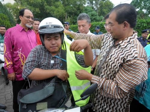 DATUK AB AZIZ KAPRAWI