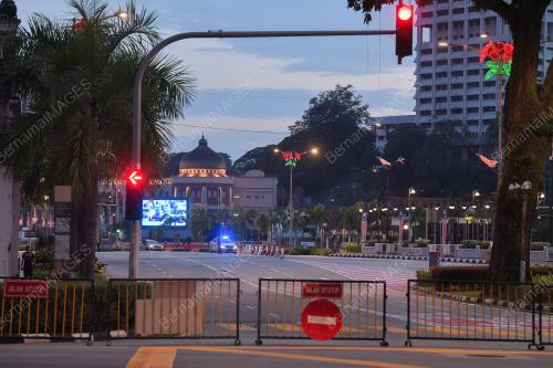 DATARAN MERDEKA DITUTUP - ELAK ORANG RAMAI BERKUMPUL