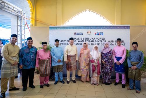 DATUK SERI DR WAN AZIZAH WAN ISMAIL