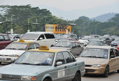 PLAZA TOL GOMBAK