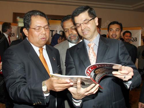 DR AWANG ADEK HUSSIN