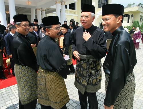 ANGGOTA KABINET ANGKAT SUMPAH