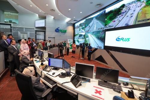 MENTERI ALEXANDER NANTA LINGGI MELAWAT KE PUSAT PEMANTAUAN TRAF