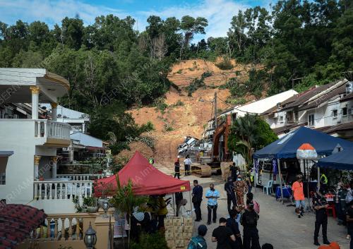TANAH RUNTUH TAMAN BUKIT PERMAI