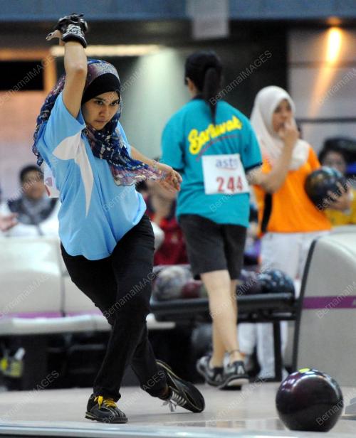 KL36_14032012_BOWLING