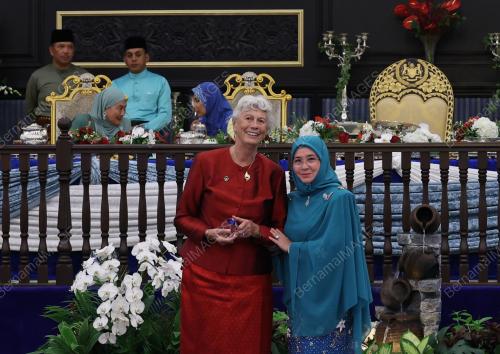 TUNKU AZIZAH AMINAH MAIMUNAH ISKANDARIAH