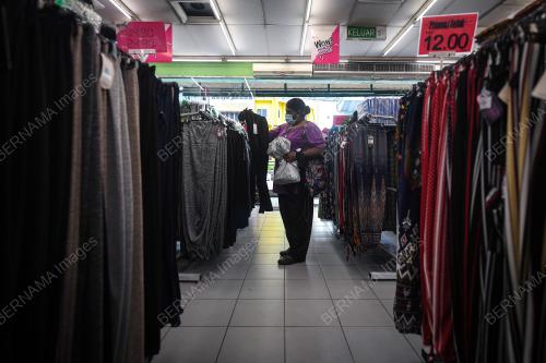 KEDAI PAKAIAN MULA BEROPERASI