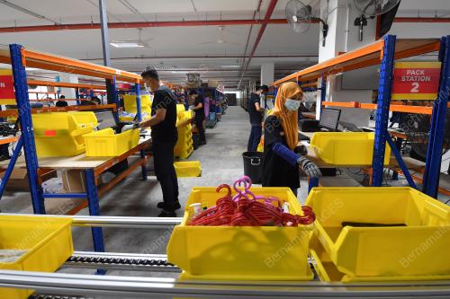 MR DIY MELANCARKAN GUDANG E-DAGANG ROBOTIK