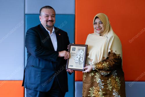 DATUK SERI AMIR HAMZAH AZIZAN