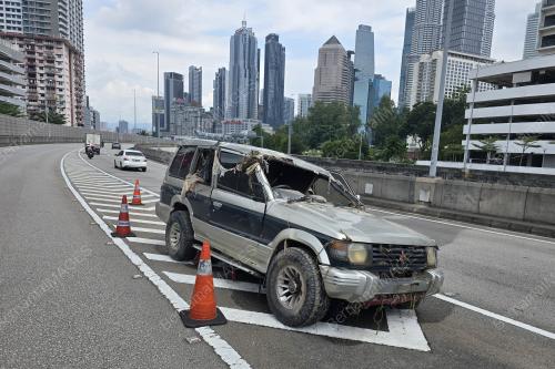 KERETA MANGSA HANYUT