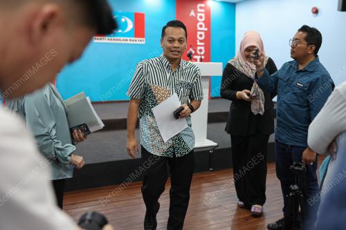 NIK NAZMI NIK AHMAD