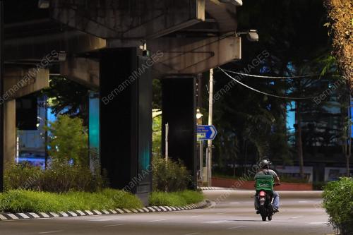 PENGHANTAR MAKANAN RAIH PENDAPATAN LEBIH SEMASA PKP
