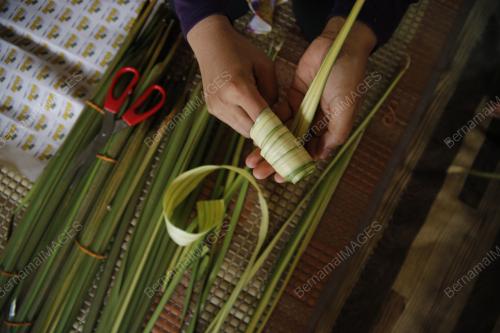 PROSES PENYEDIAAN KETUPAT PALAS